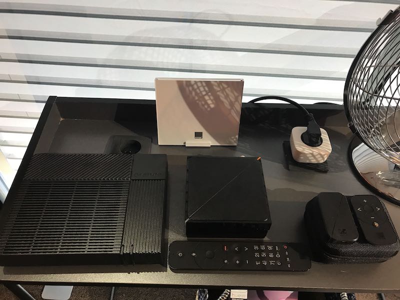 Ecosystème de la Livebox 5 avec Décodeur TV UHD, Clé TV 2 d'Orange et Répéteur WiFi