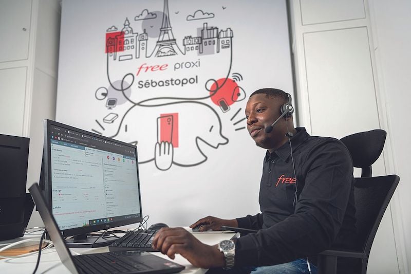 Equipe de Free Proxi à Paris Chatelet-Sébastopol avec un écran de gestion de compte client