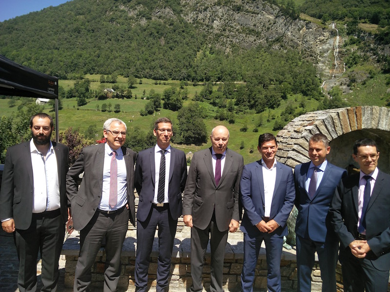photo du Ministre et des représentants des opérateurs