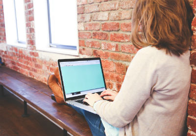 étudiant sur internet