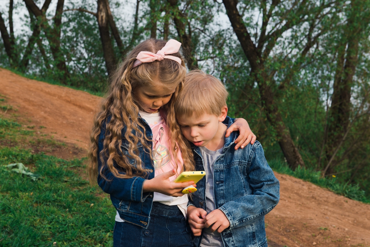 Avant de donner un smartphone à votre enfant, assurez-vous de lui transmettre ces 3 conseils cruciaux pour sa sécurité en ligne !