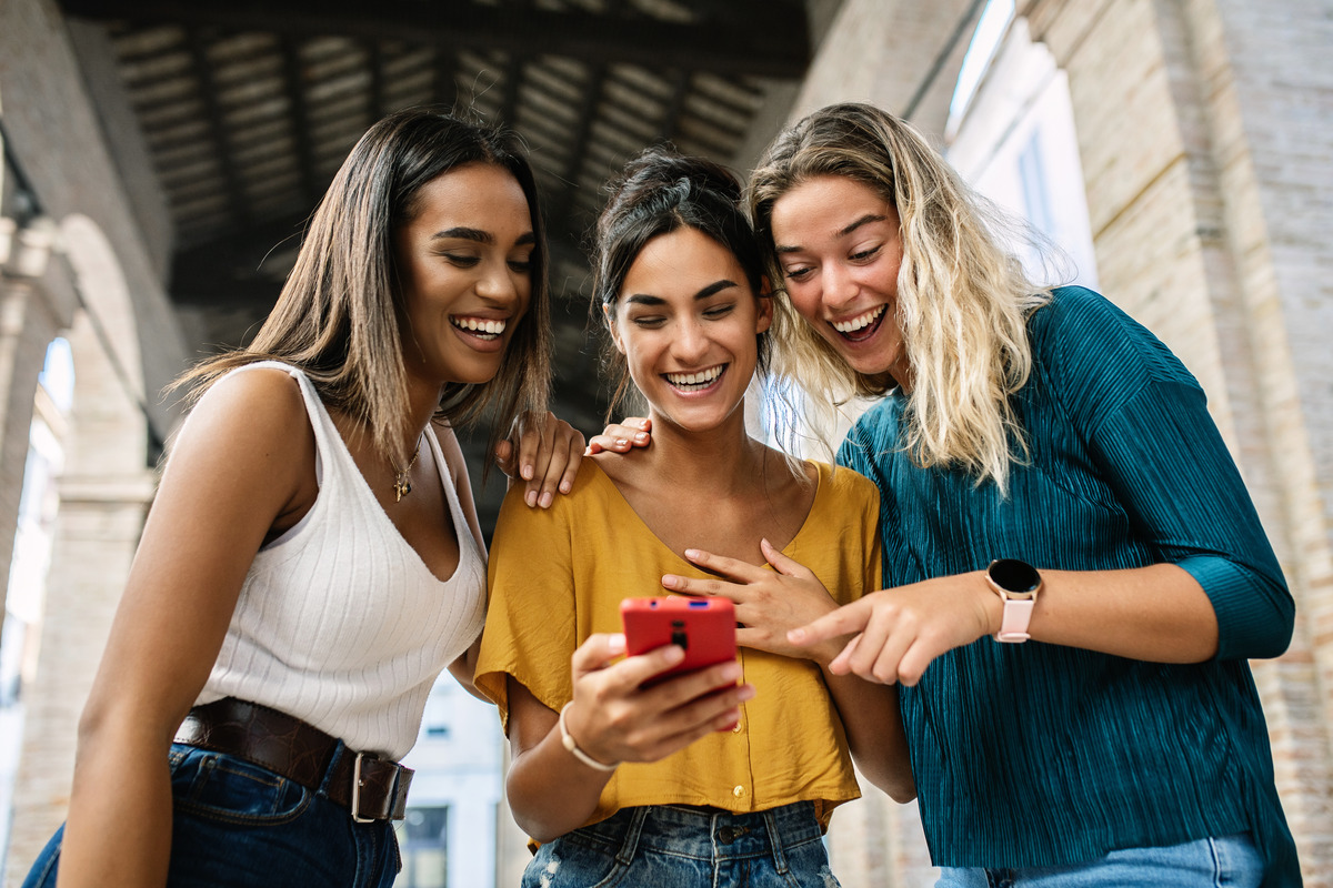 groupe avec smartphone