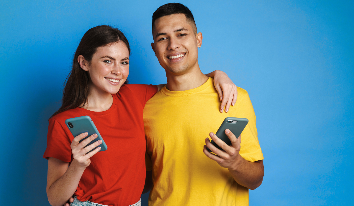 woman-man-smartphone