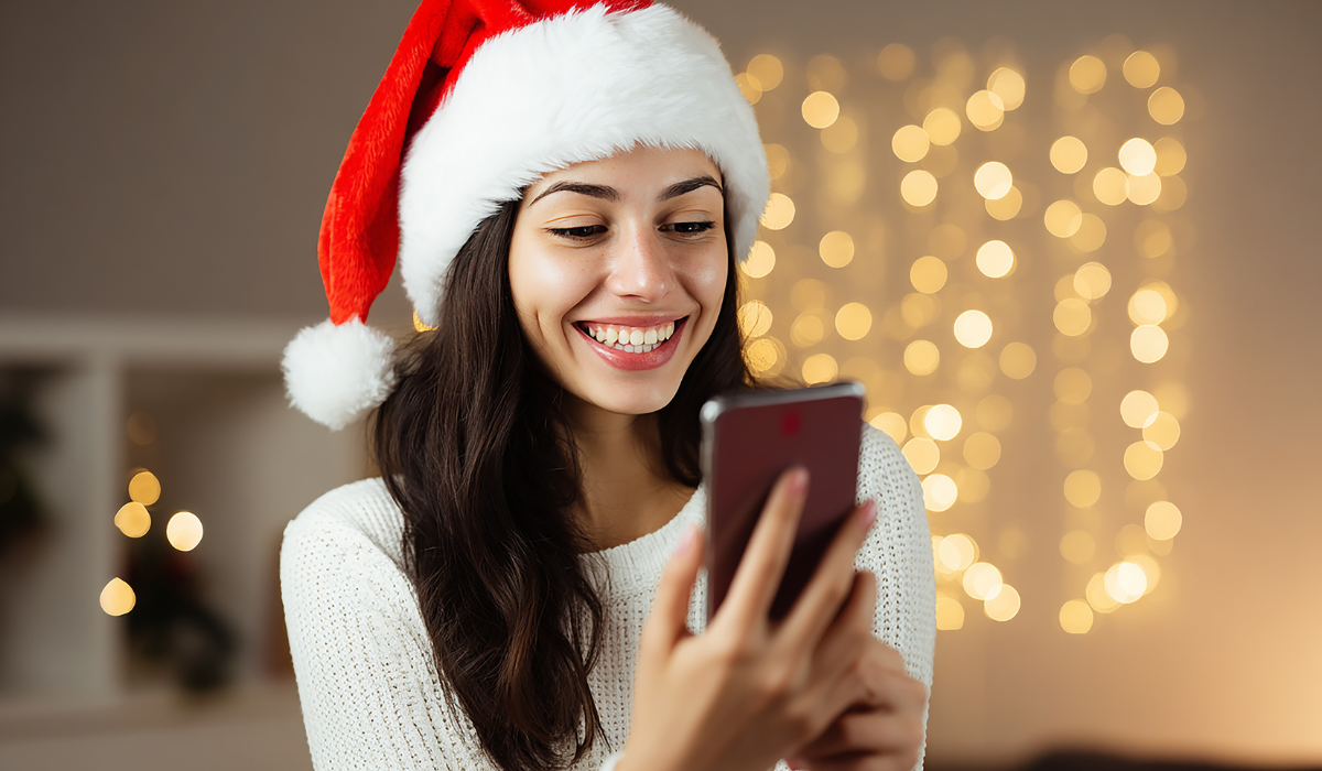 christmas-woman-smartphone