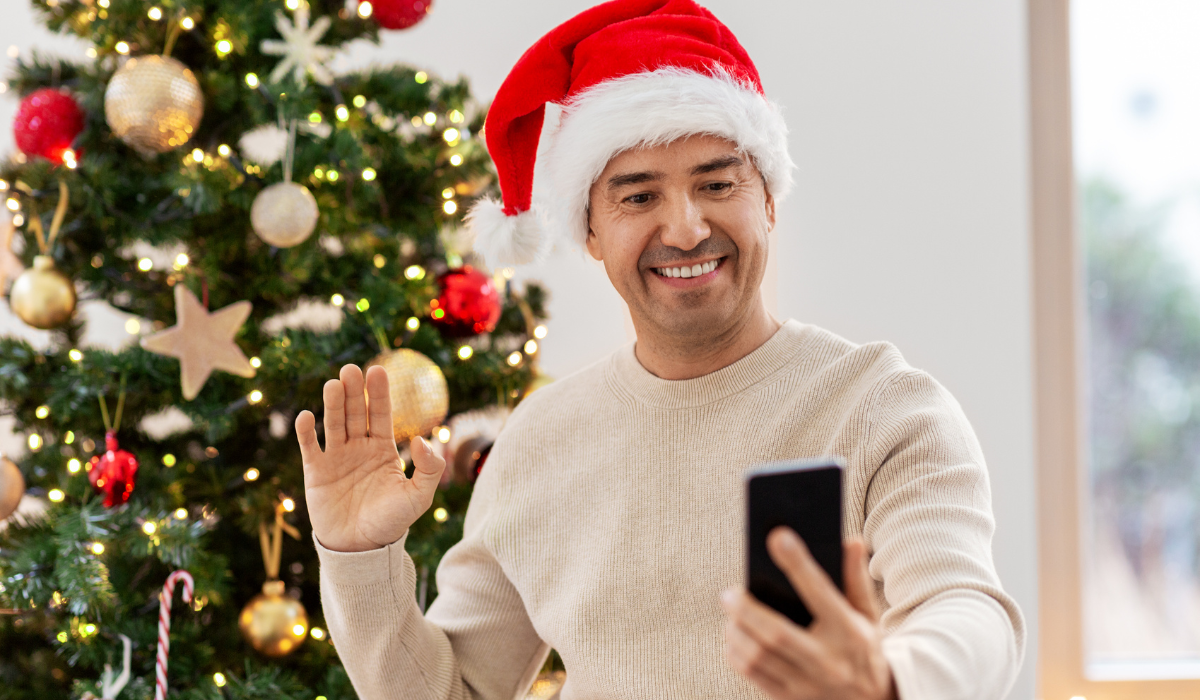 man-smartphone-christmas