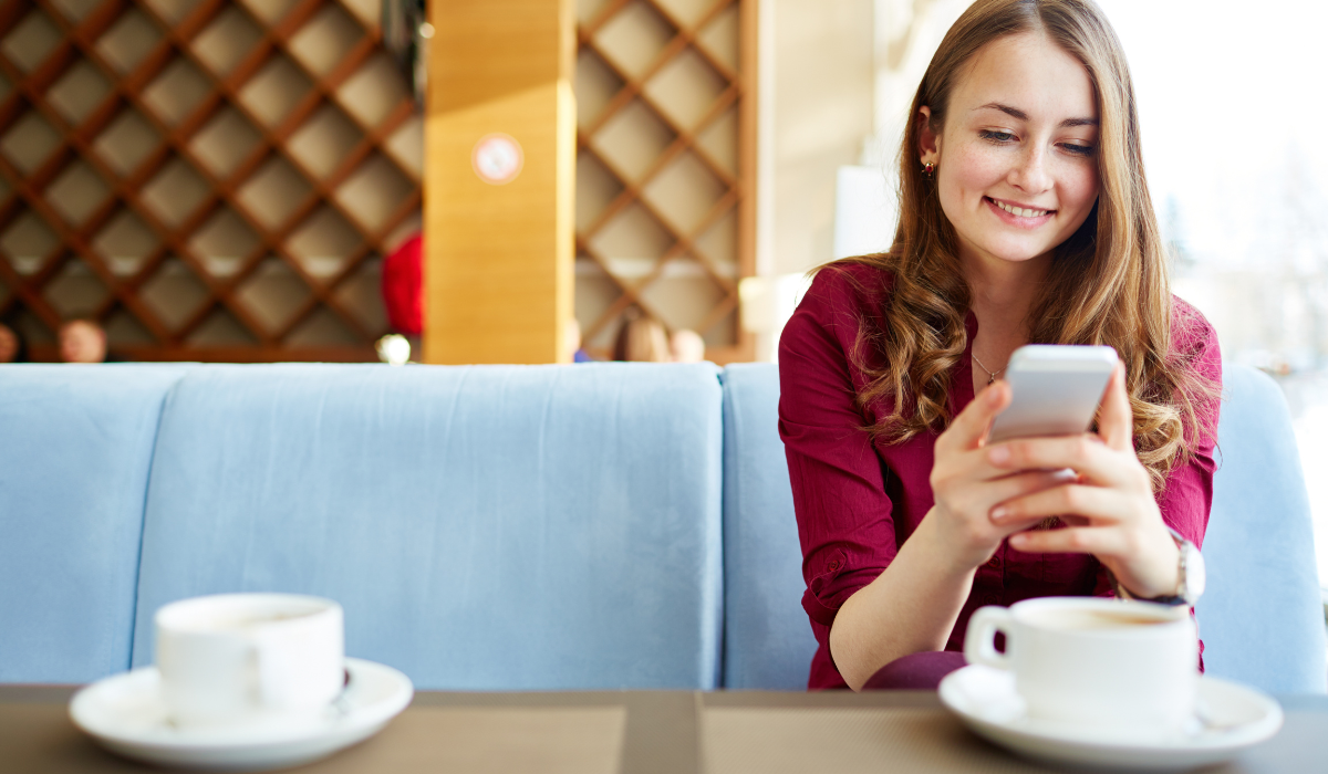 woman-smiling-smartphone