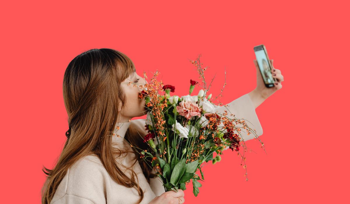 woman-flowers-smartphone
