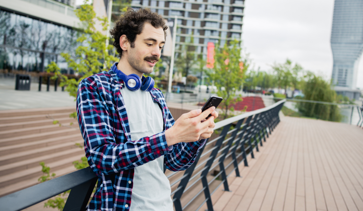 man-on-smartphone