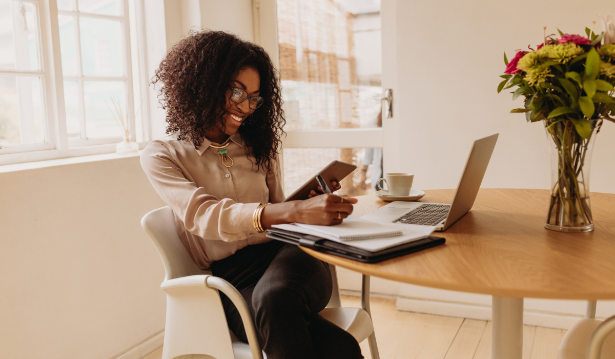 woman-sitting-laptop