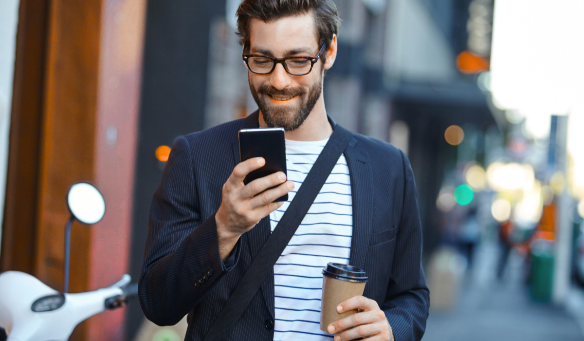 man-smartphone-street