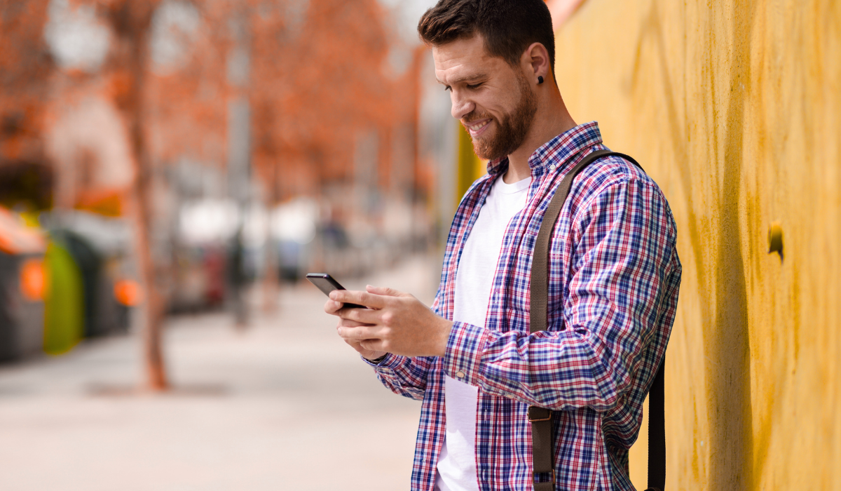 happy-man-smartphone