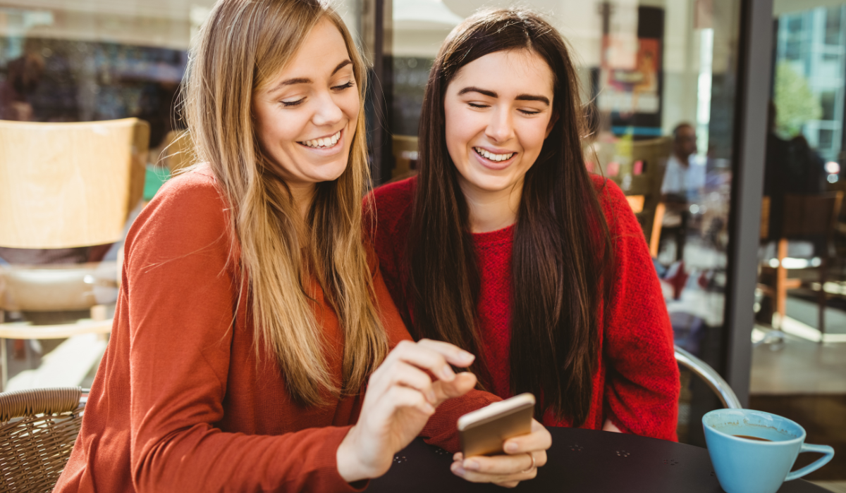friends-smartphone