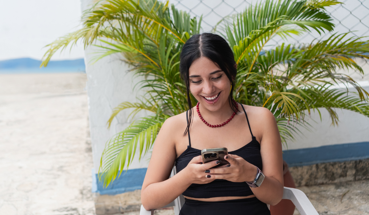 woman-beach-smartphone
