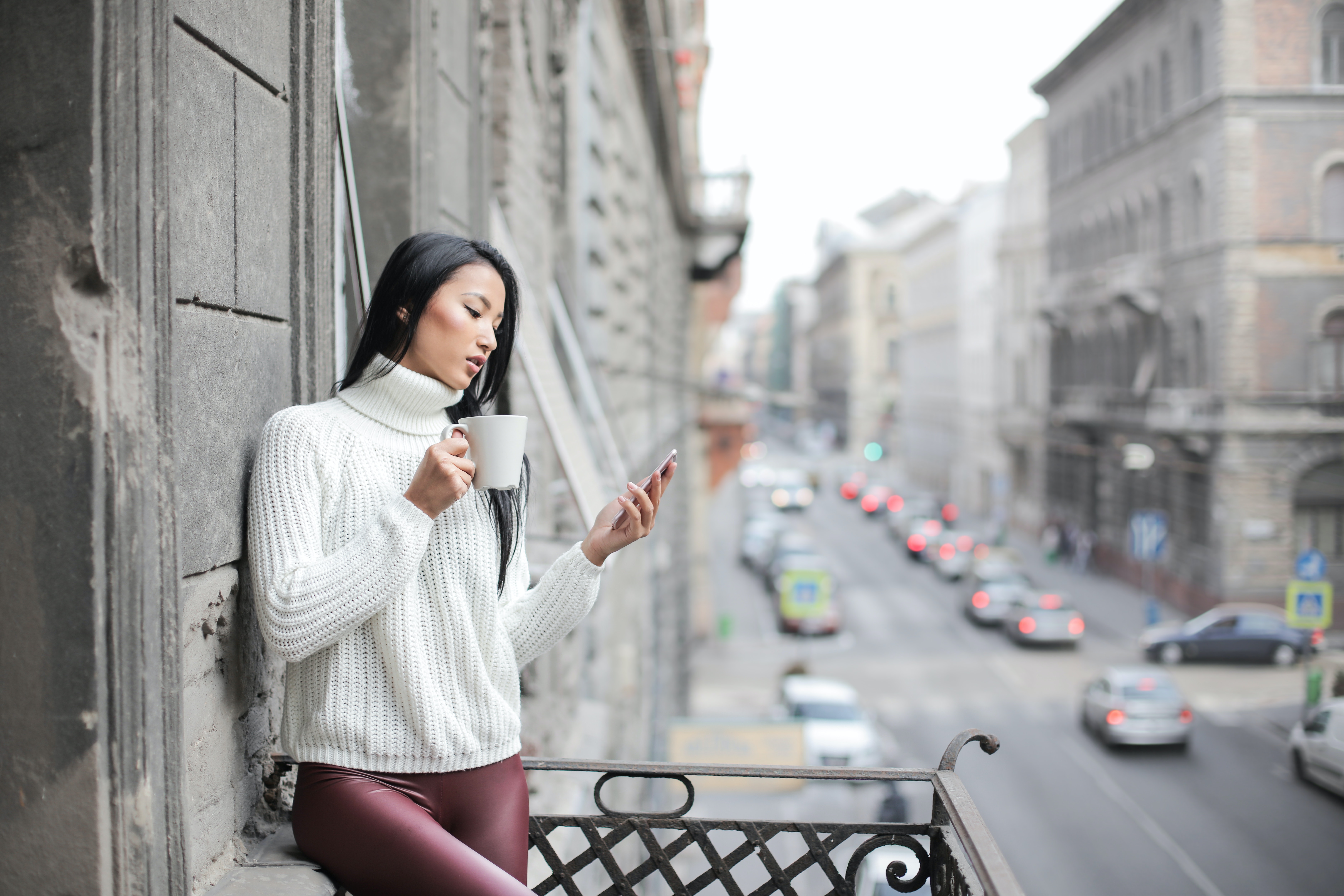 Jeune femme consultants son smartphone