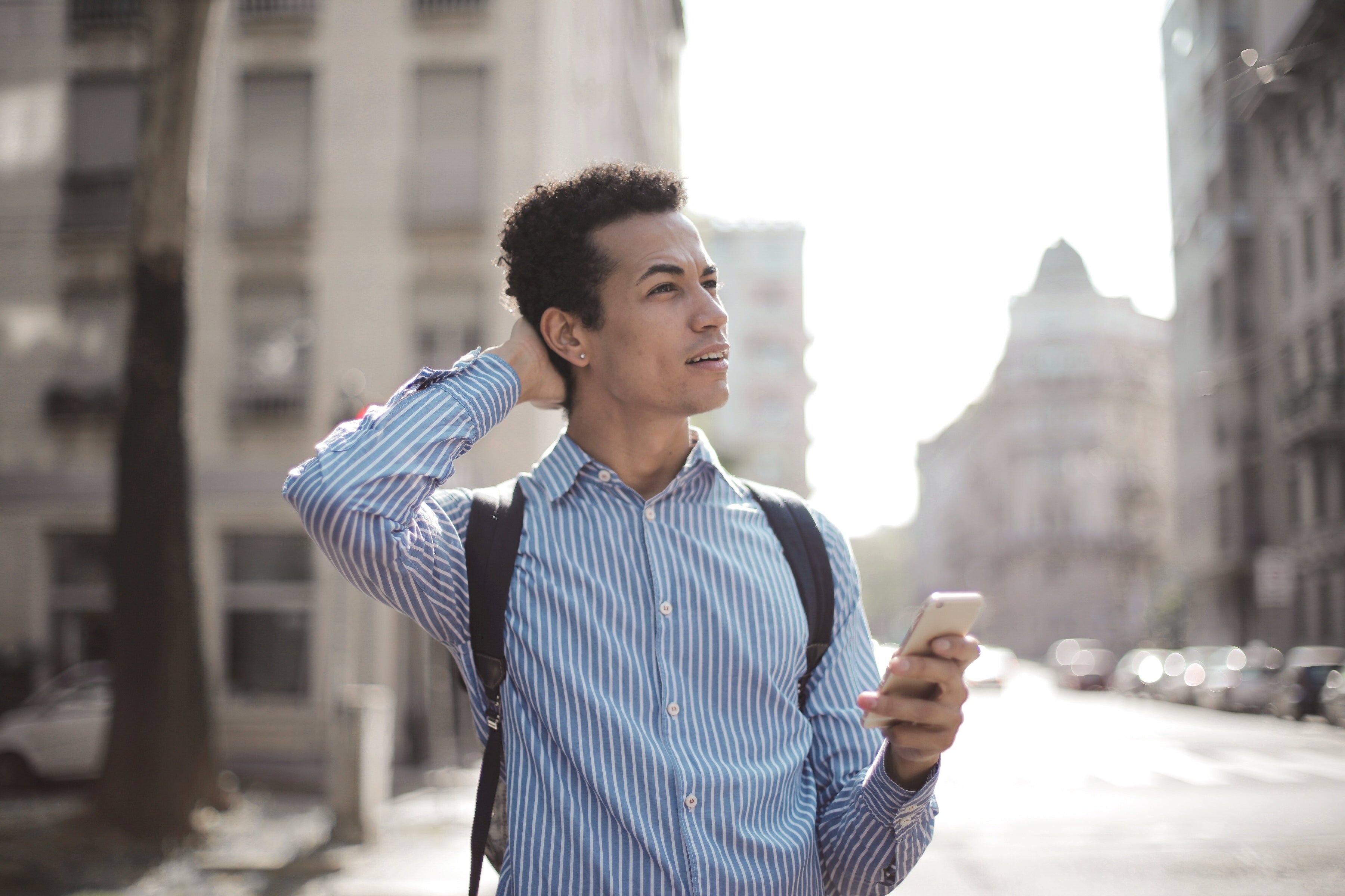 Jeune homme avec un smartphone