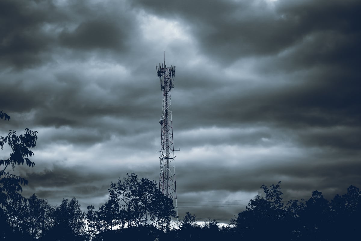 Tempête Ciaran Paralyse les Réseaux Mobiles : Des Centaines de Sites Hors Service en France