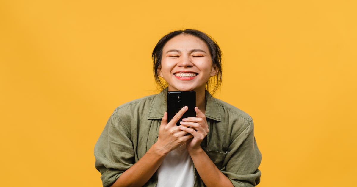 Jeune femme tenant un smartphone