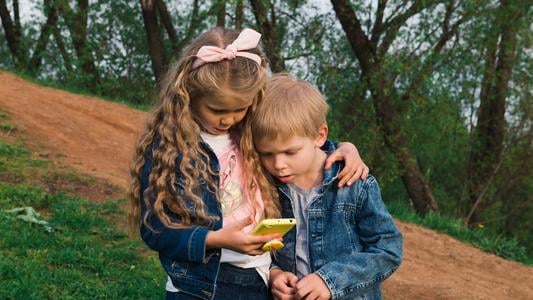 Avant de donner un smartphone à votre enfant, assurez-vous de lui transmettre ces 3 conseils cruciaux pour sa sécurité en ligne !