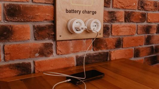 Voici les 9 erreurs à éviter quand on charge son Smartphone