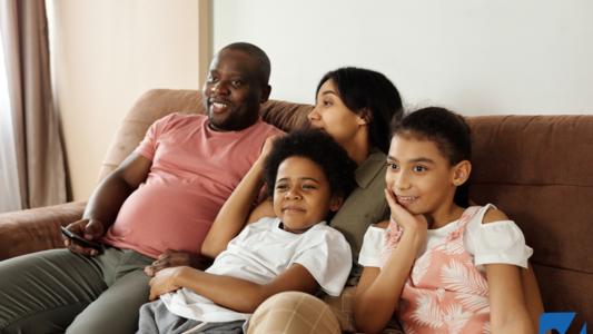 Famille devant TV