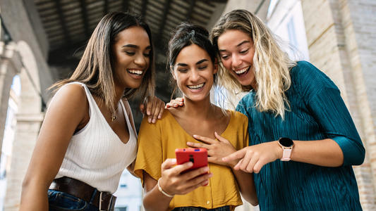 groupe avec smartphone