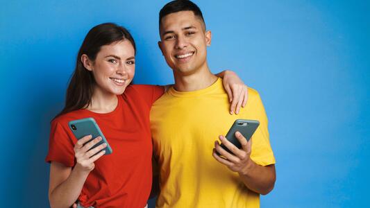 woman-man-smartphone