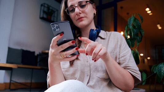 woman-smartphone