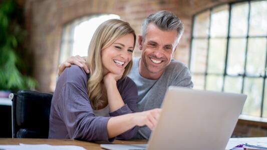 couple-laptop