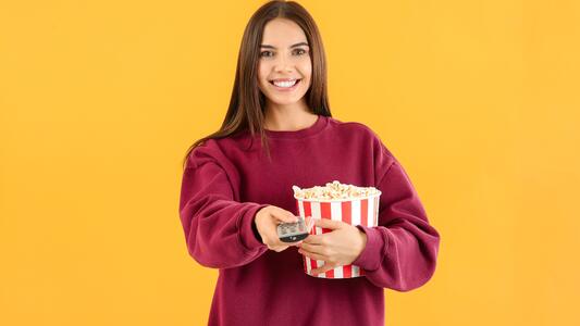 woman-pop-corn