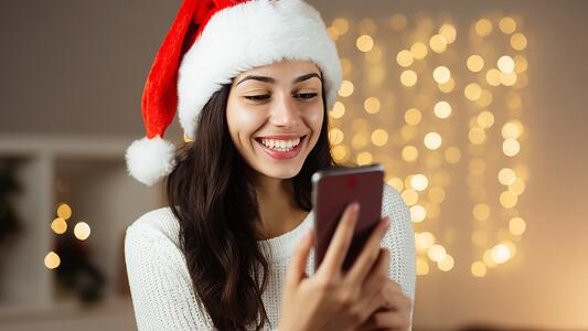 christmas-woman-smartphone