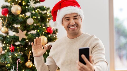 man-smartphone-christmas