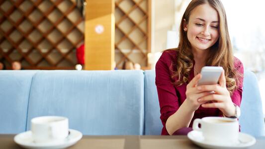 woman-smiling-smartphone