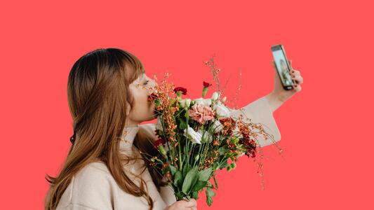 woman-flowers-smartphone
