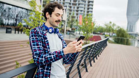 man-on-smartphone