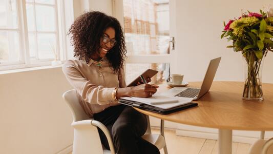 woman-sitting-laptop