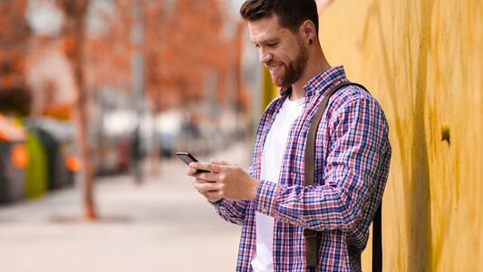 happy-man-smartphone