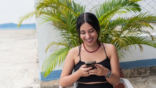 woman-beach-smartphone