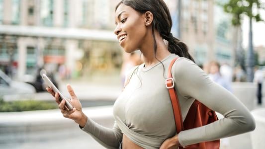 Femme regardant son téléphone