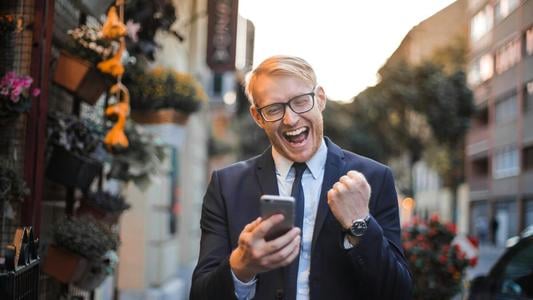 homme-téléphone-heureux