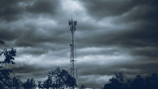 Tempête Ciaran Paralyse les Réseaux Mobiles : Des Centaines de Sites Hors Service en France