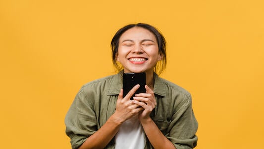 Jeune femme tenant un smartphone